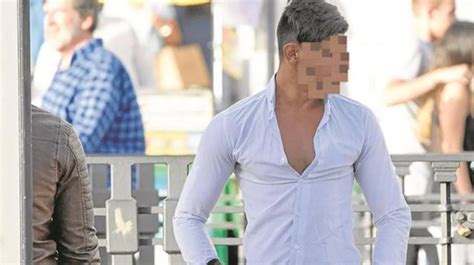 chapero málaga|Más de un centenar de chaperos ejercen la prostitución en la。